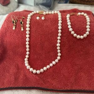 Pearl necklace ,earring and bracelet with extra earrings